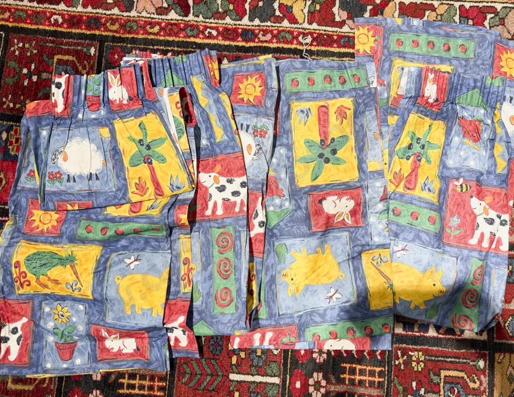Bolt of Mollers "Kiwiana" pattern Fabric Together with Qty of Matching Curtains Image 1++