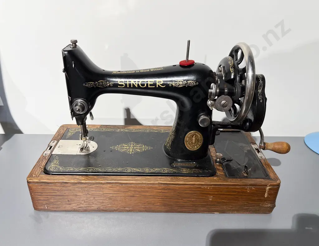 Vintage Singer Sewing Machine In Case Image 1++