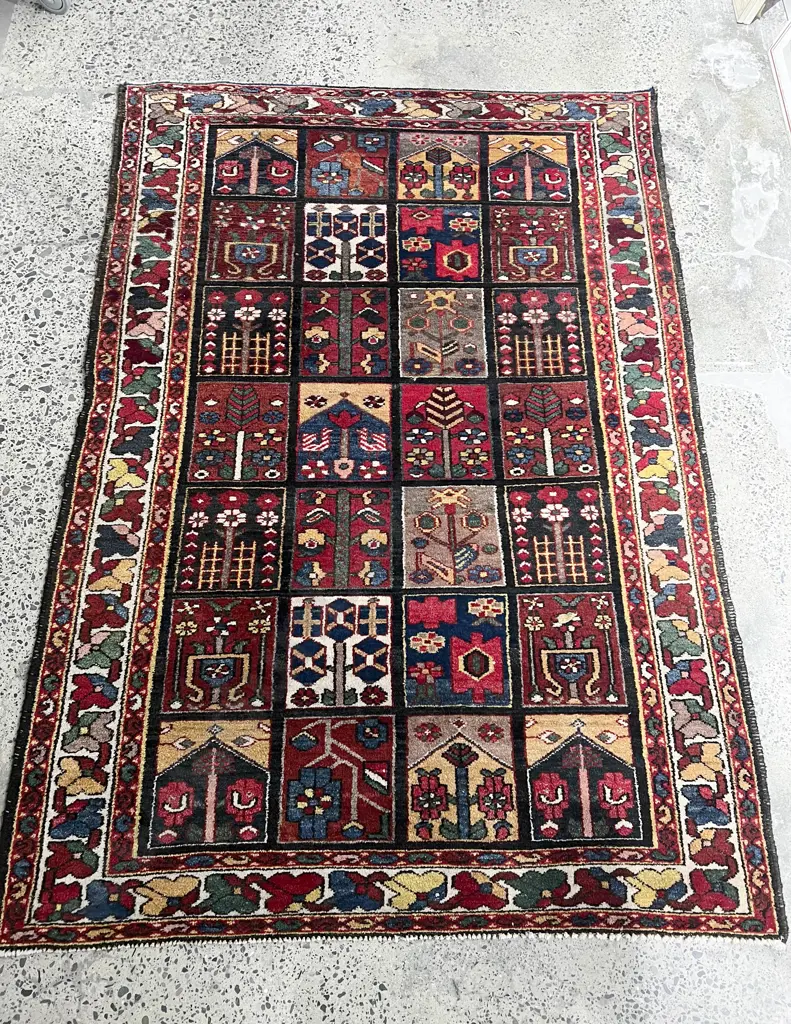Persian Bakhtiari Floor Rug Image 1++