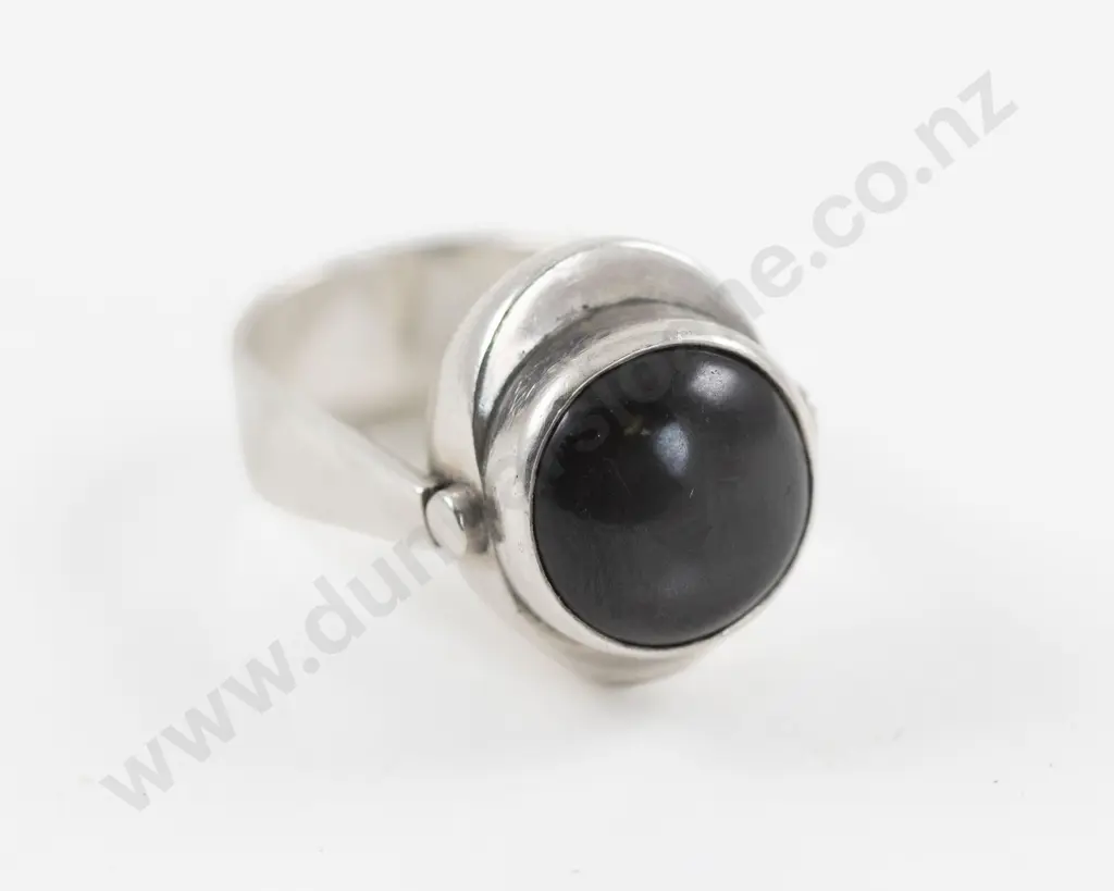 NZ Jeweller Kobi Bosshard S/S Single Star Sapphire Modernist Design Ring Image 1++
