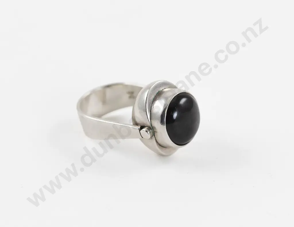 NZ Jeweller Kobi Bosshard S/S Single Star Sapphire Modernist Design Ring Image 1++