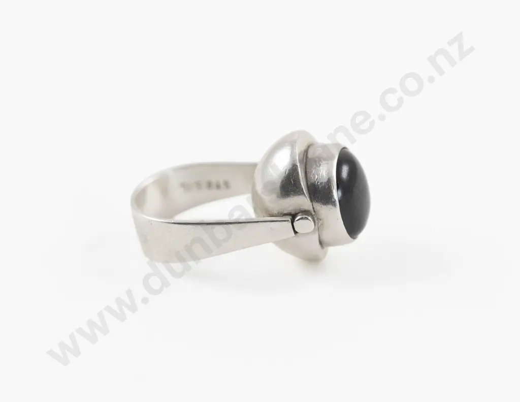 NZ Jeweller Kobi Bosshard S/S Single Star Sapphire Modernist Design Ring Image 1++