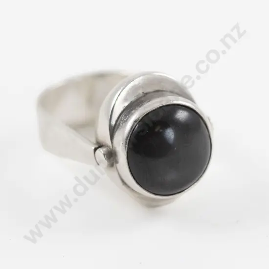NZ Jeweller Kobi Bosshard S/S Single Star Sapphire Modernist Design Ring