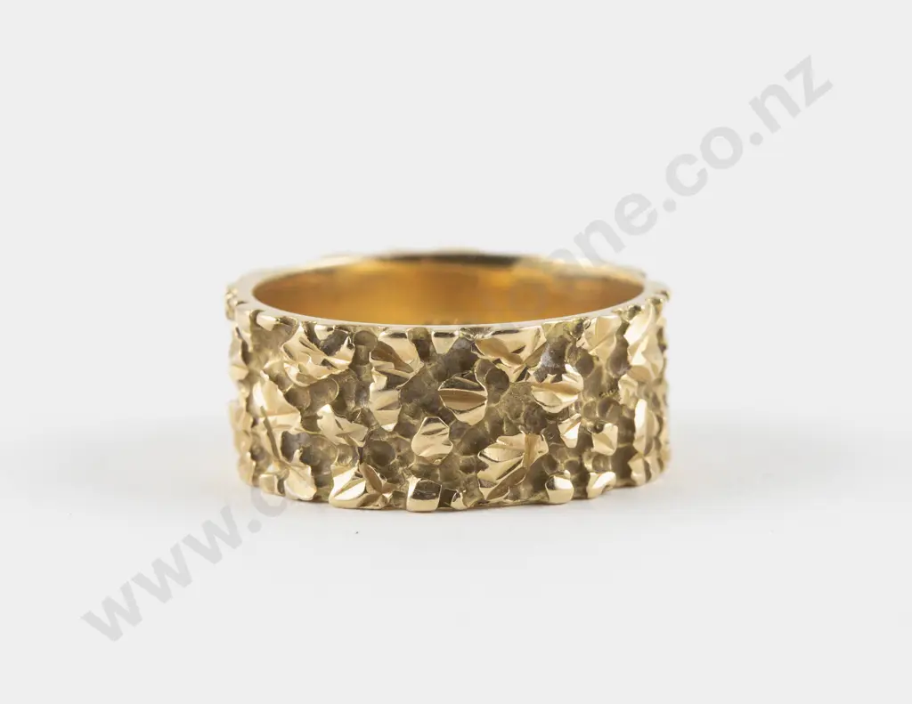 18ct Textured Band Ring Image 1++