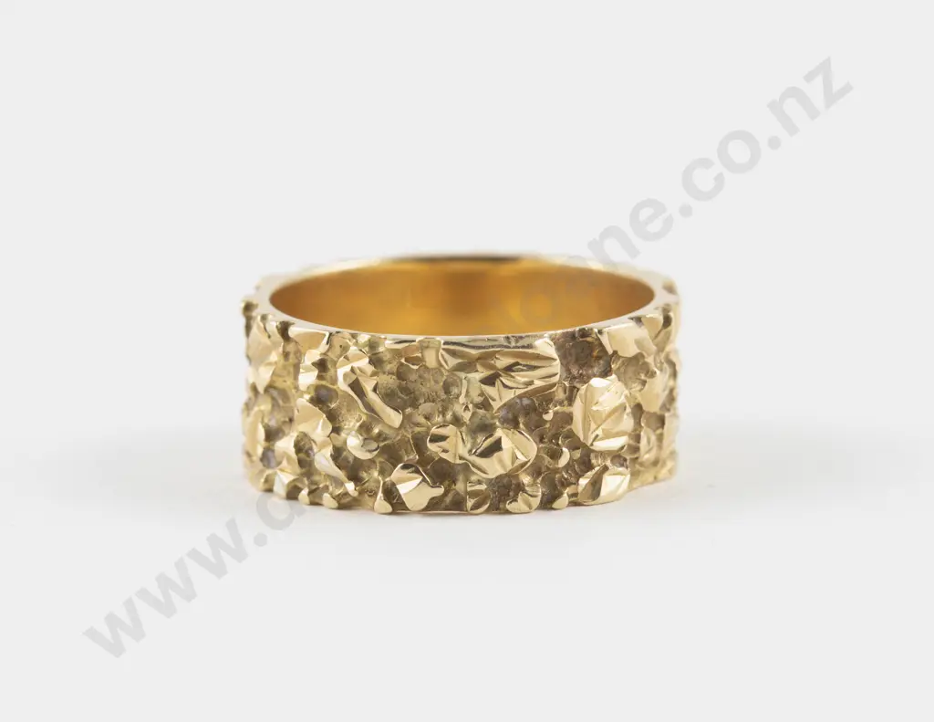 18ct Textured Band Ring Image 1++