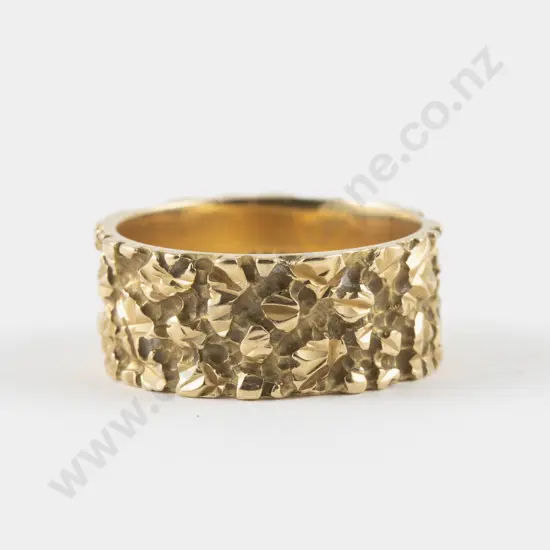 18ct Textured Band Ring