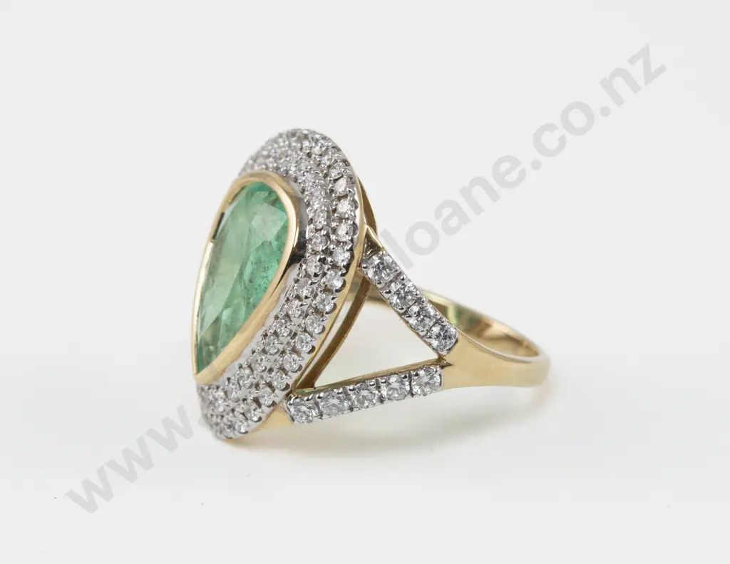 18ct 86Stone Diamond and Emerald Cluster Ring Image 1++