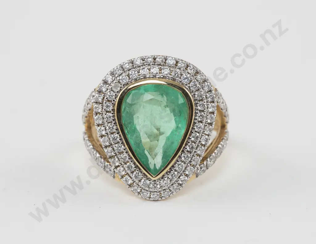18ct 86Stone Diamond and Emerald Cluster Ring Image 1++