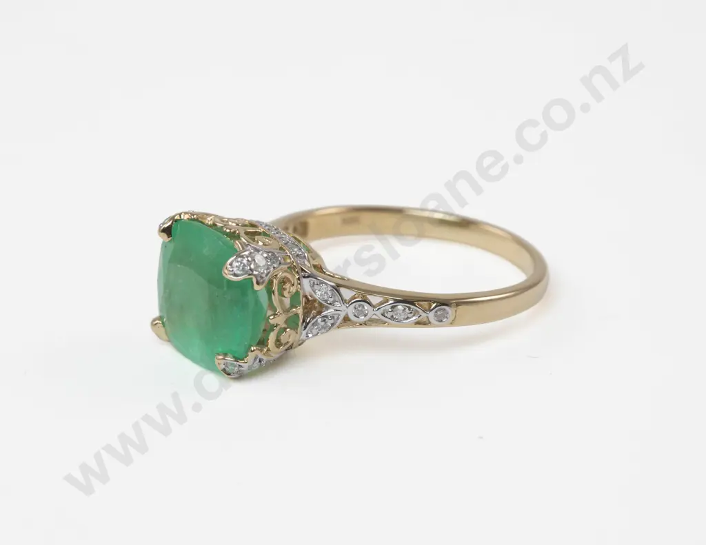 14ct 33Stone Diamond and Emerald Dress Ring Image 1++