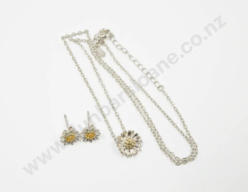S/S Daisy Pendant on Neck Chain with Matching Earrings Image 1++