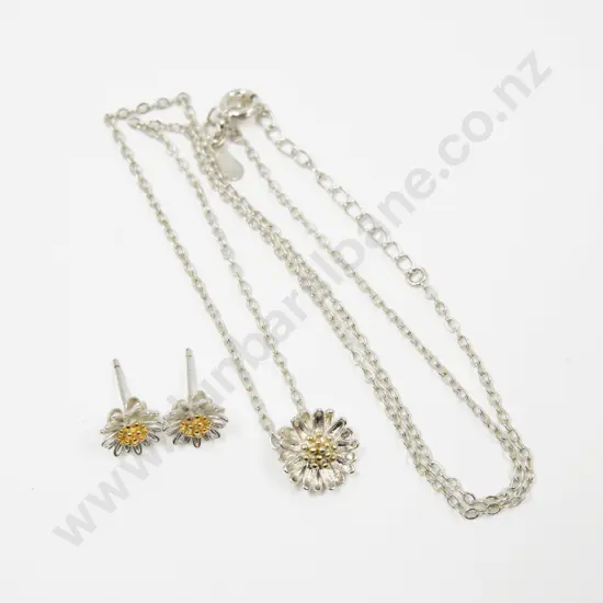 S/S Daisy Pendant on Neck Chain with Matching Earrings
