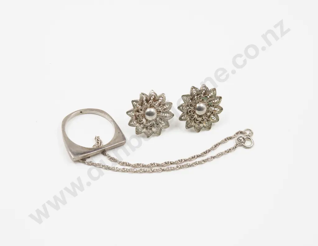 S/S Filigree Flower Stud Earrings Image 1++