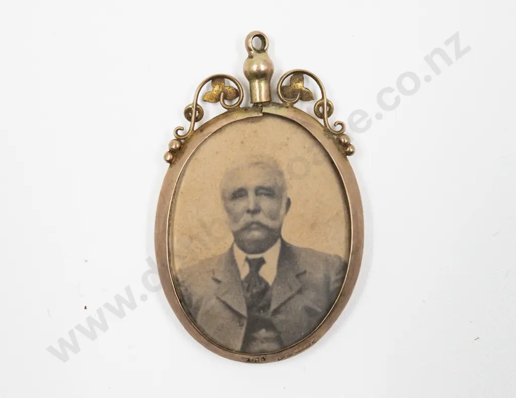 Victorian Gold Plated Photo Locket Pendant Image 1++