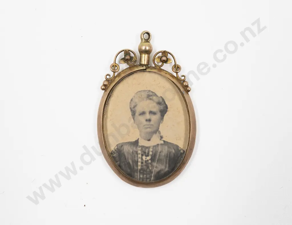 Victorian Gold Plated Photo Locket Pendant Image 1++