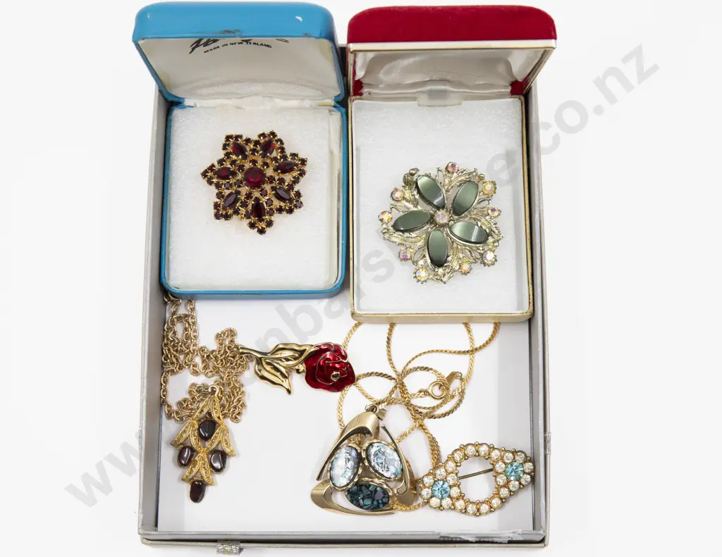 Collection of Assorted Costume Jewellery Image 1++