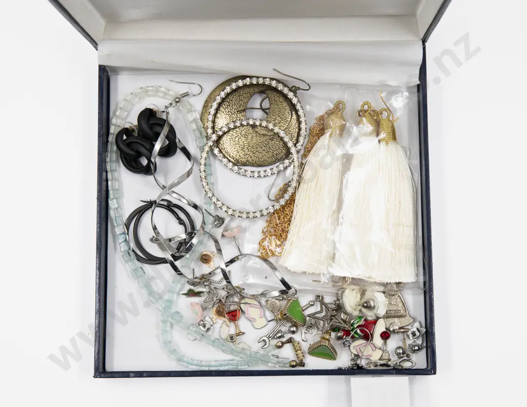 Collection of Assorted Costume Jewellery Image 1++