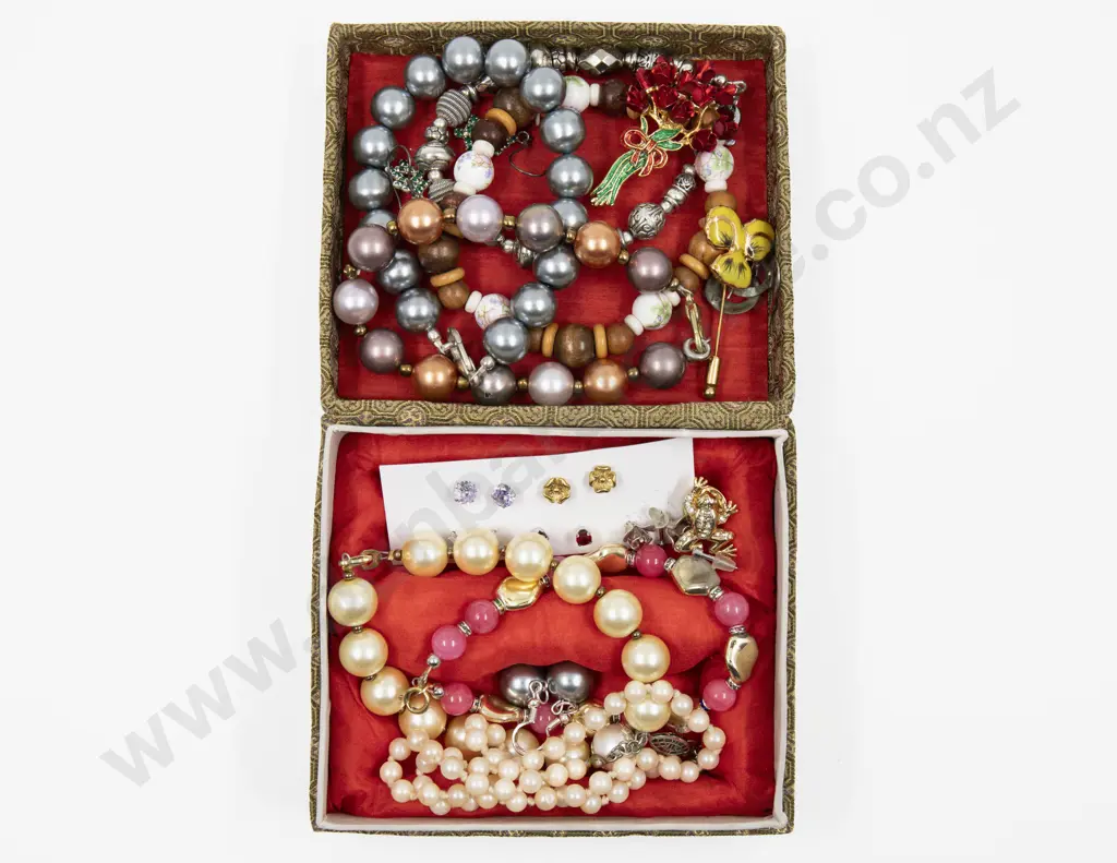 Collection of Assorted Costume Jewellery Image 1++
