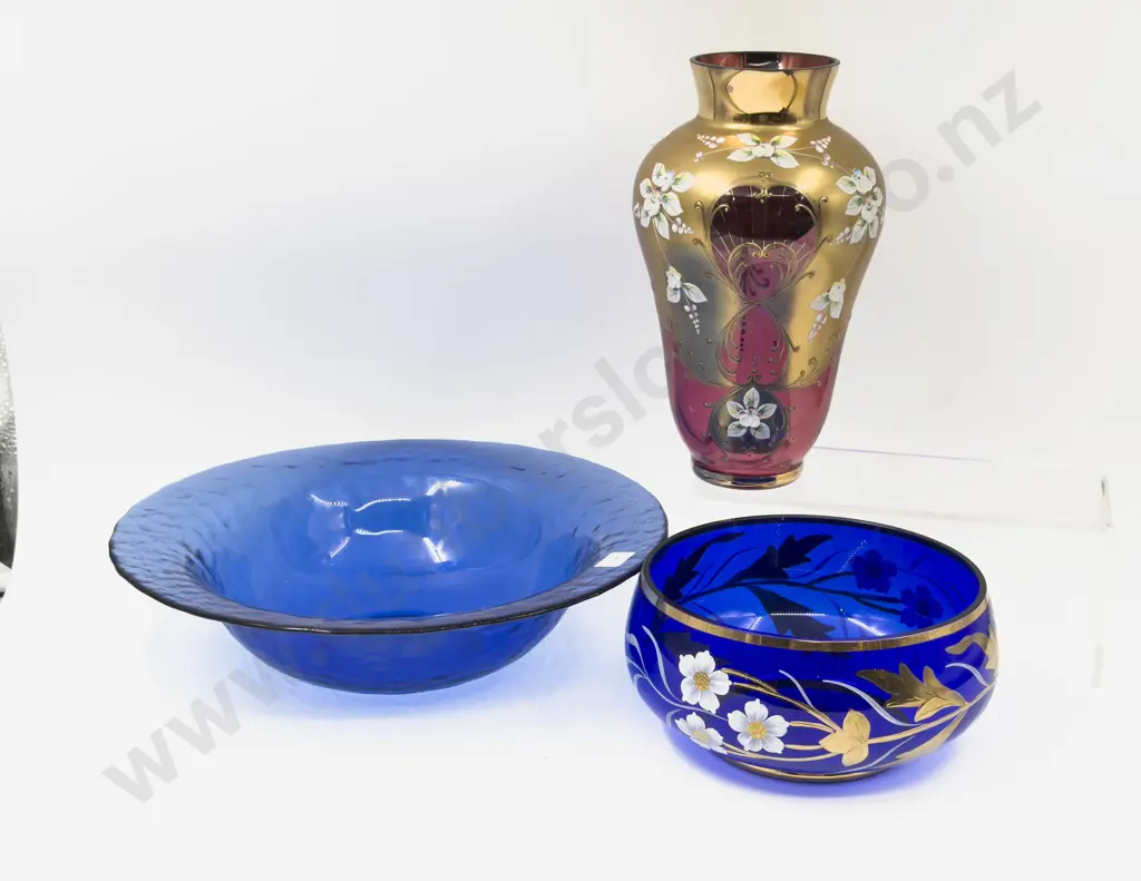 Venetian Glass Vase & Two Coloured Glass Bowls Image 1++