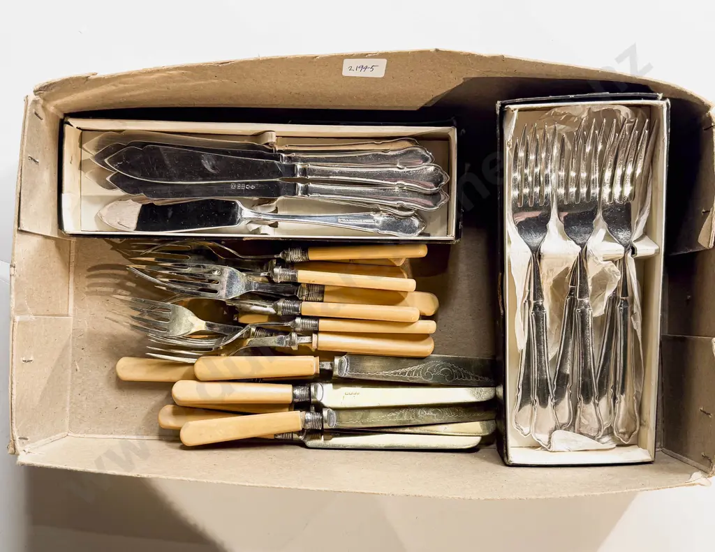 Qty of Assorted Boxed & Loose Cutlery Image 1++