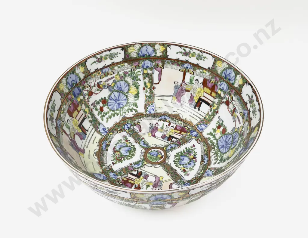 Large Famille Rose Table Bowl Image 1++