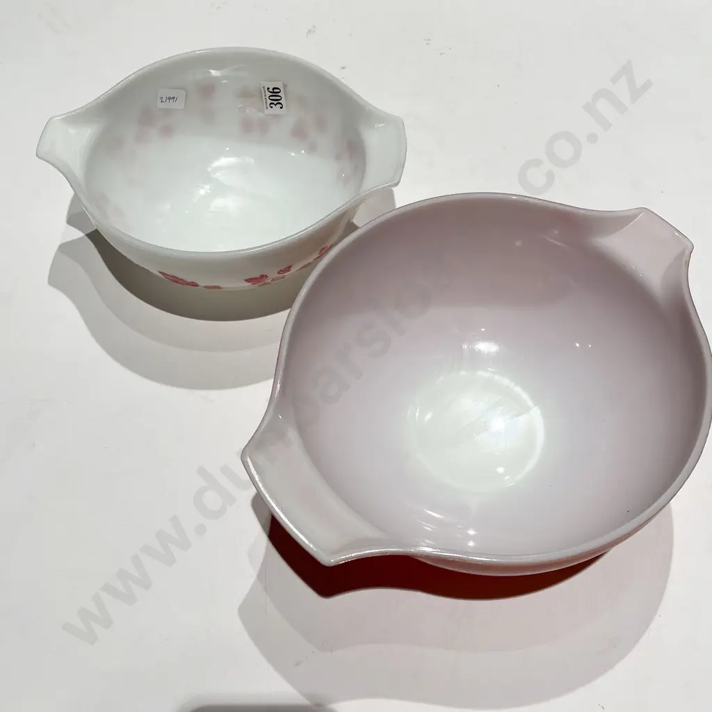 Two Pyrex Graduated Glass Mixing Bowls Image 1++