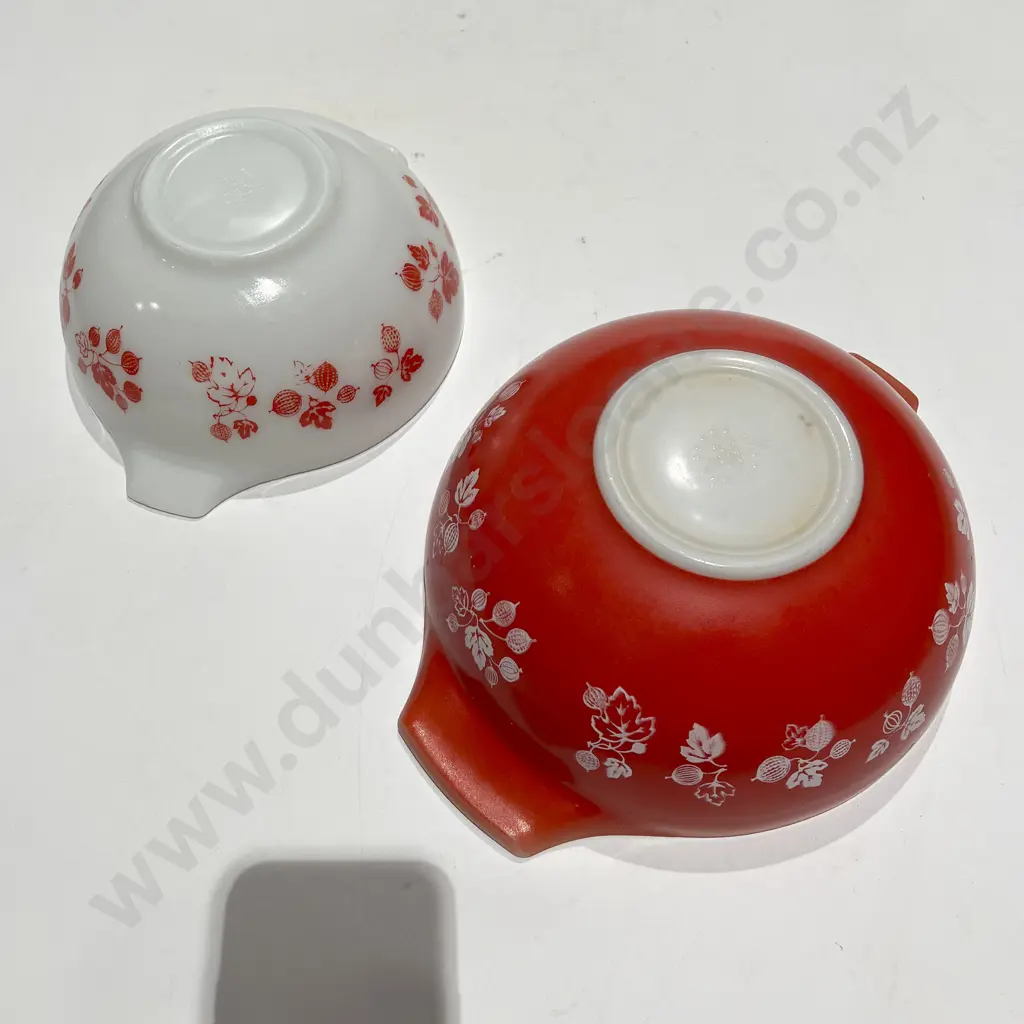 Two Pyrex Graduated Glass Mixing Bowls Image 1++
