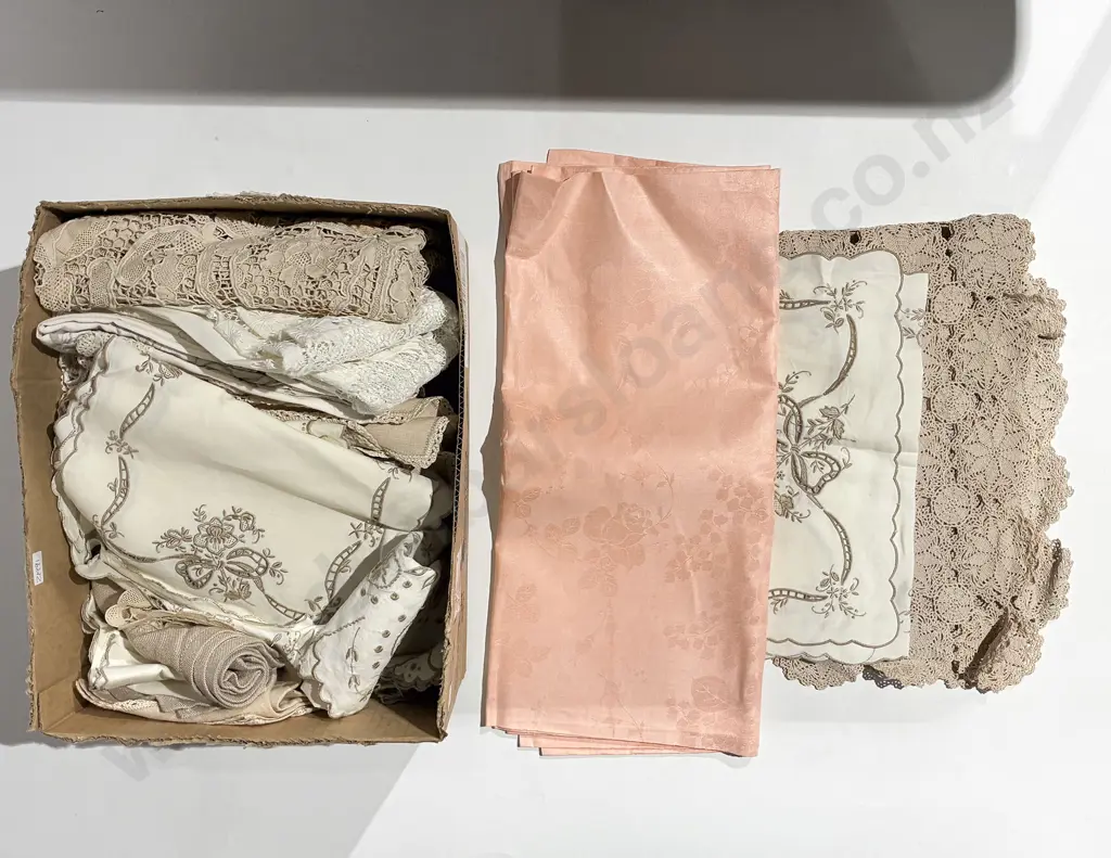 Box of Assorted Vintage Table Linen Image 1++