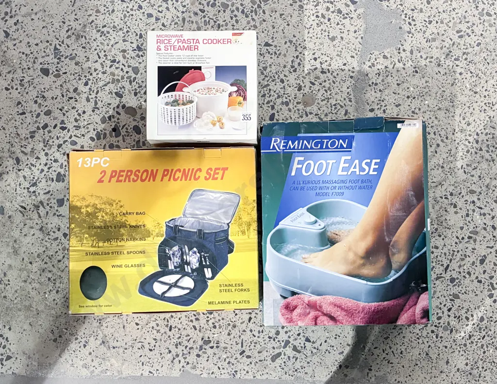 Boxed Remington Foot Spa together with Boxed Picnic Set & Rice Cooker/Steamer Image 1++