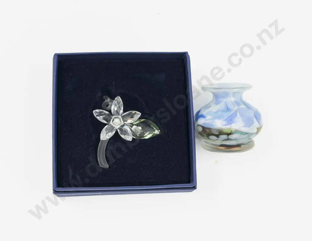 Boxed Swarovski Ornament together with Small Isle of Wight Glass Vase Image 1++
