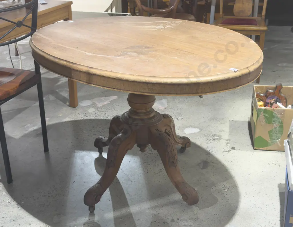 Vict Walnut Oval Loo Table Image 1++