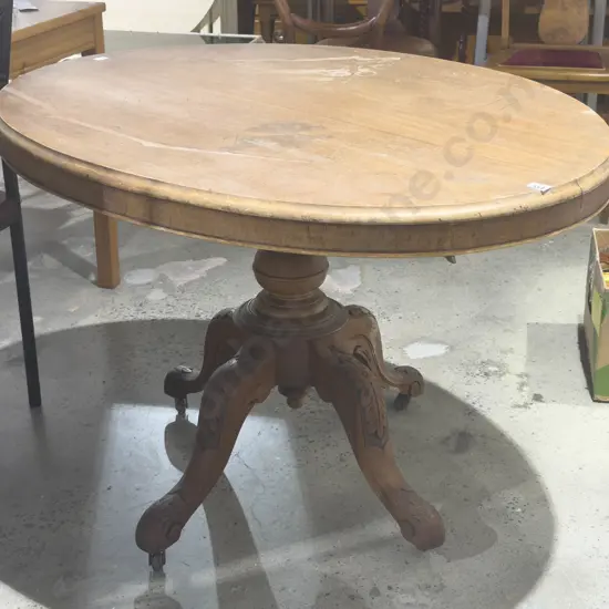 Vict Walnut Oval Loo Table